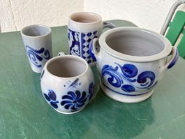 Steingut Krüge und Becher Dekorblau 4er Set guter Zustand