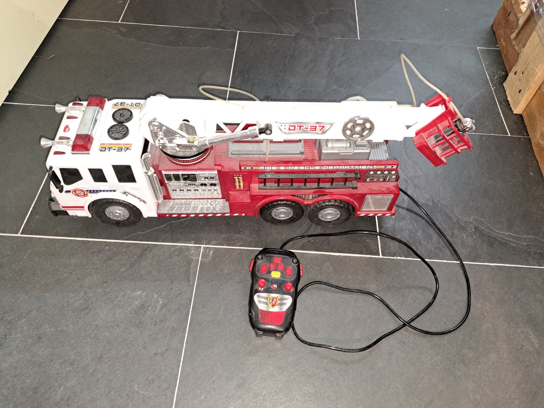 Jouets: Feuerwehr mit Kabelfernsteuerung – D'occasion à Niederrohrdorf par ThomJ73