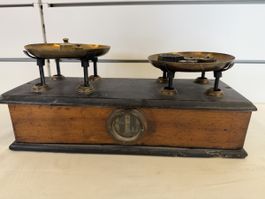 Balance de précision ancienne avec poids 