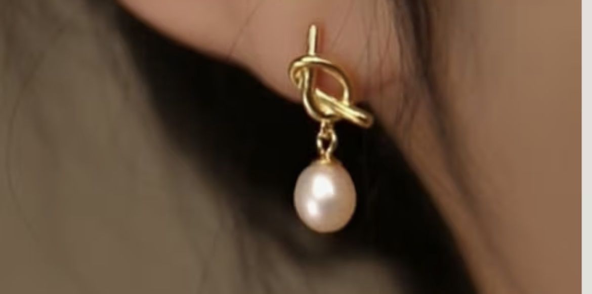 Orecchini pendenti & Orecchini a lobo: Ohrringe mit Perle und mit goldenem  Knoten – Nuovo e nell'imballaggio originale da Saanen venduto da SoniaMichaela 1