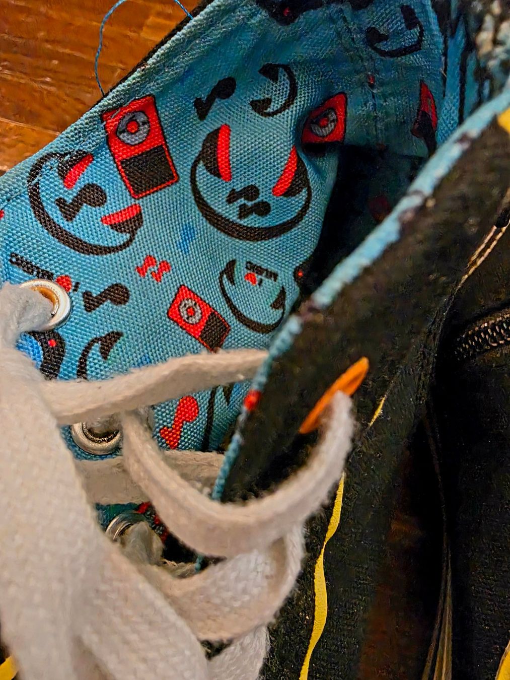 Schuhe für Jungen: schwarze Turnschuhe mit Musikfutter Gr. 35 – Gebraucht aus Zürich von Londonista 1