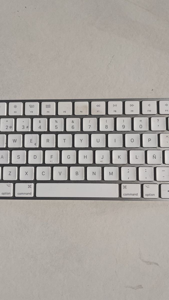 Apple Tastiere: Clavier Apple Magic Keyboard - État impeccable! – Usato da Givisiez venduto da ch.ch. 2