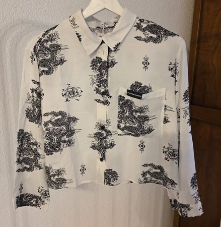 Bershka Bluse mit Drachenmuster / Gr. S