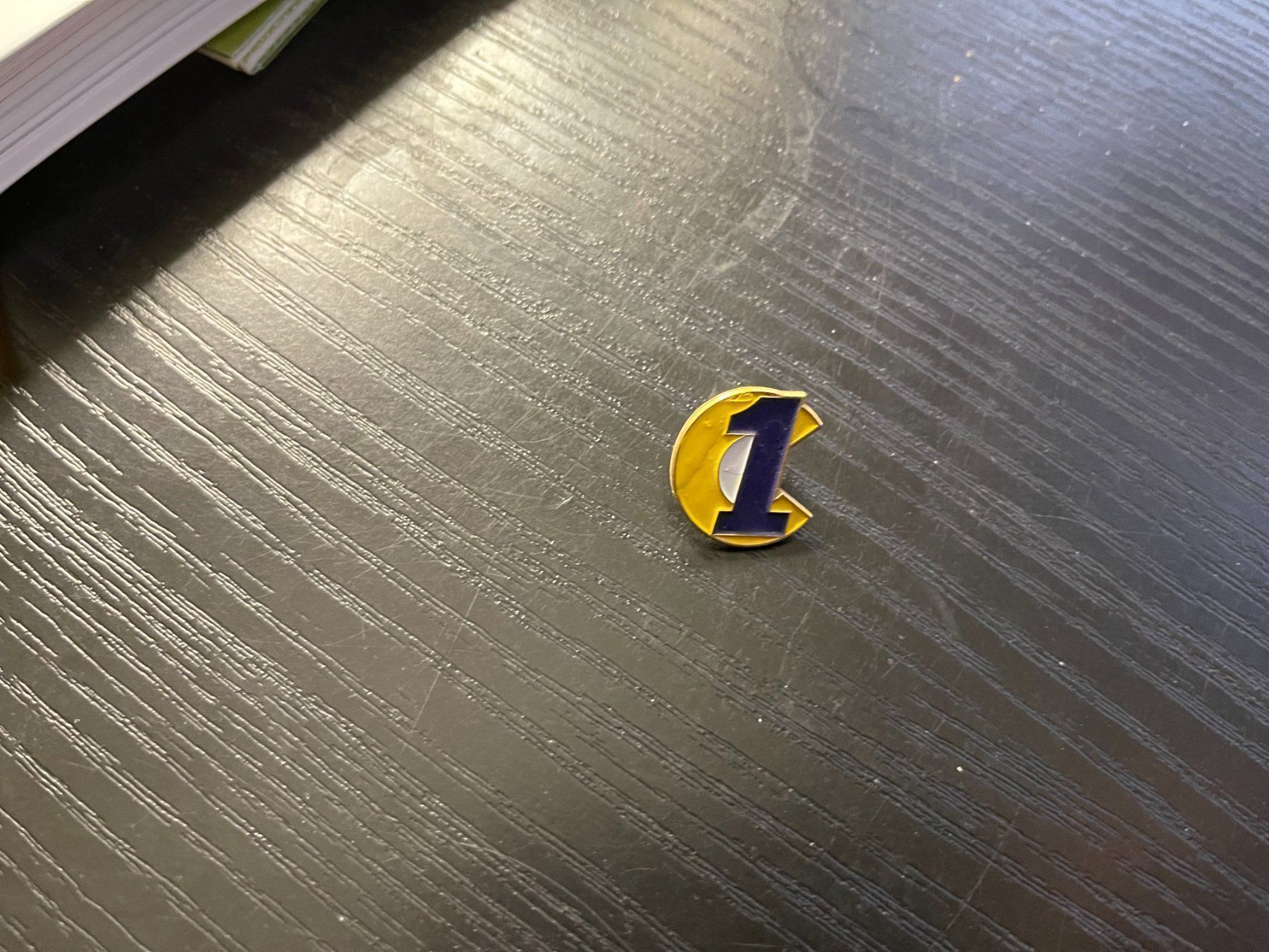 Placchette & Badge: Pin 1C – Usato da Schneisingen venduto da Tomthedragon