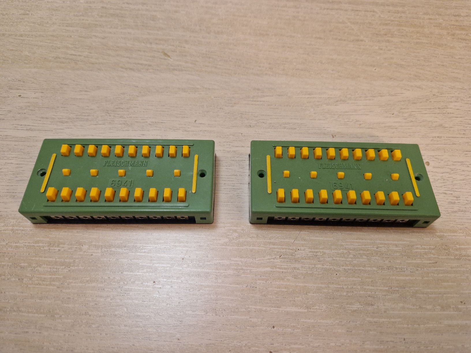Fleischmann Modelleisenbahnen: Fleischmann 2 x 6941 Verteilerplatten – Gebraucht aus St-Aubin-Sauges von tantome