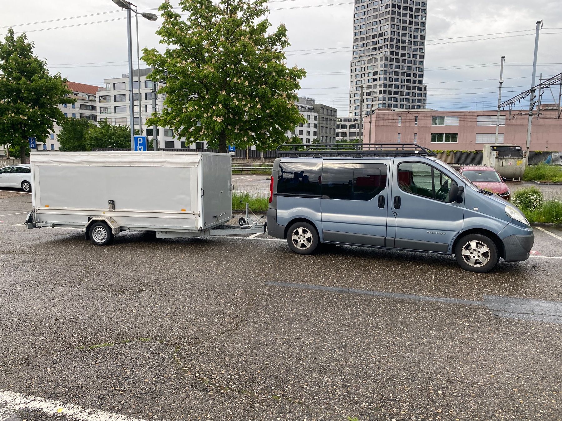 Brühlmann Rimorchi: Kofferanhänger Brühlhart Tieflader – Usato da Flamatt venduto da Jonas.asia