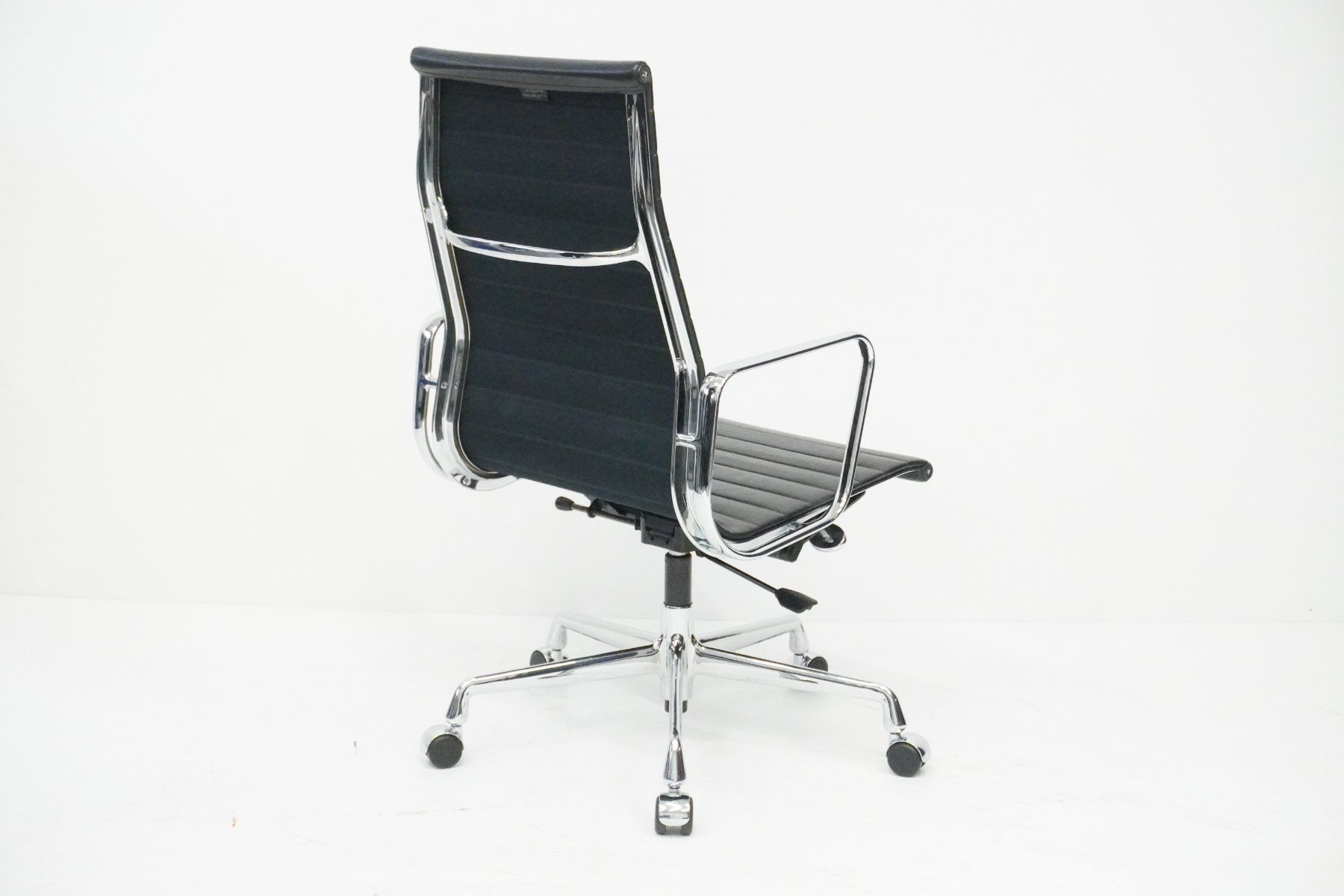 Vitra Sedie: Vitra Eames Alu Chair EA119 Leder Designklassiker – Usato da Bad Zurzach venduto da QLASSIQ 5