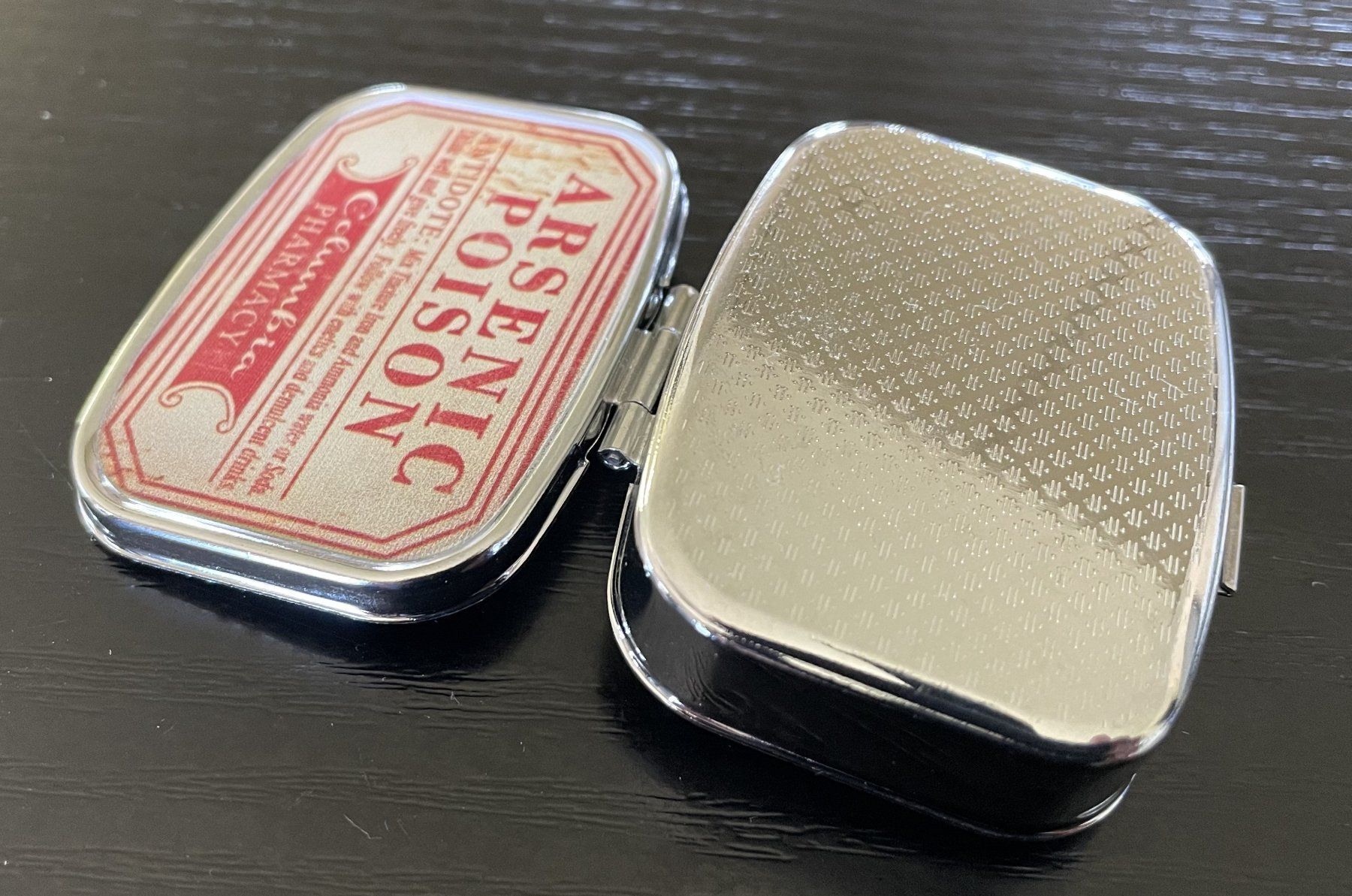 Contenitori & Simili: Blechdose Dose ARSENIC POISON Pillendose Blech Springdeckel – Usato da Oftringen venduto da allesmeins 6