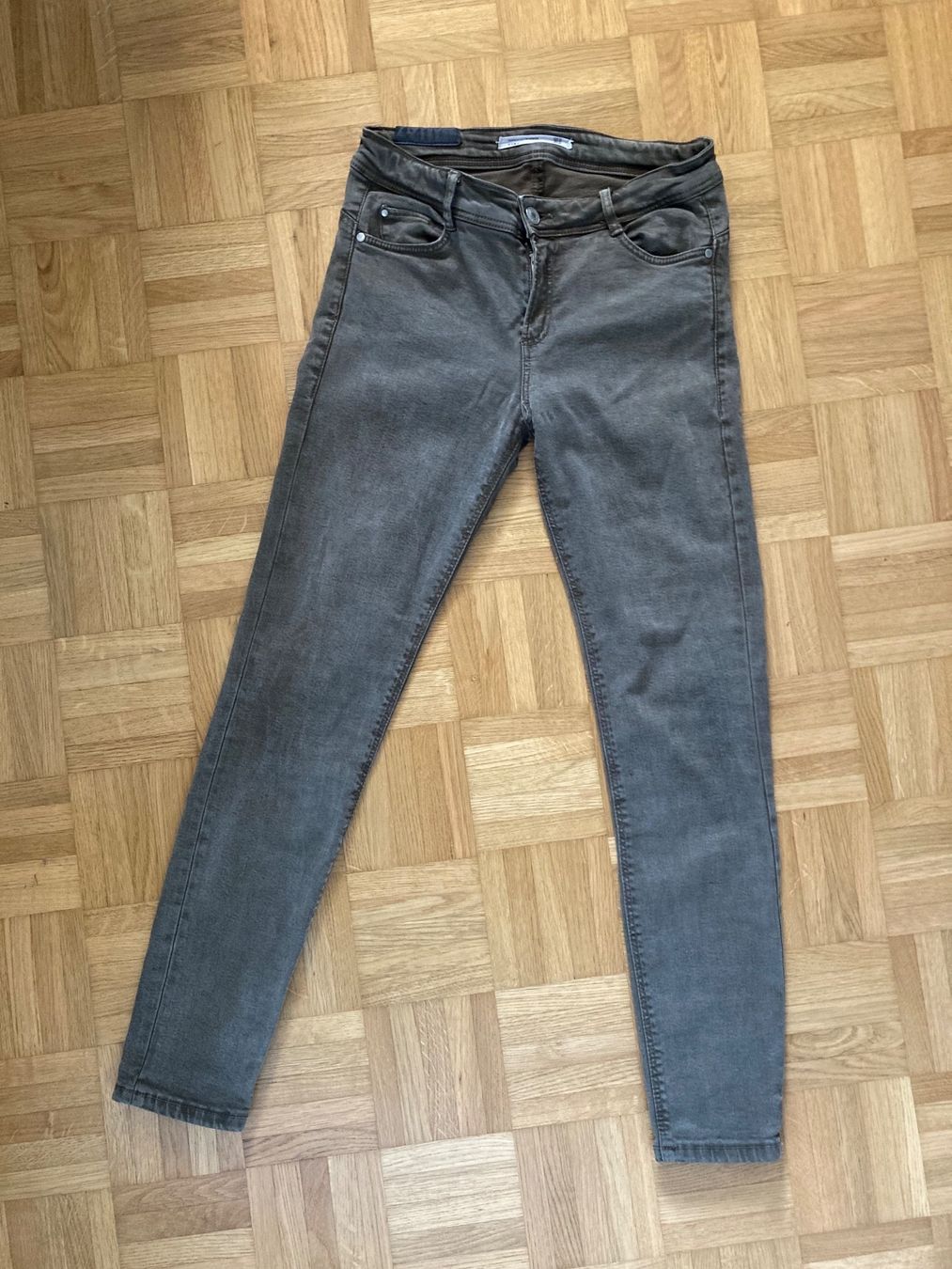 Zara Jeans: Eng anliegende Jeans 36 khaki – Gebraucht aus Kestenholz von zweite_chance