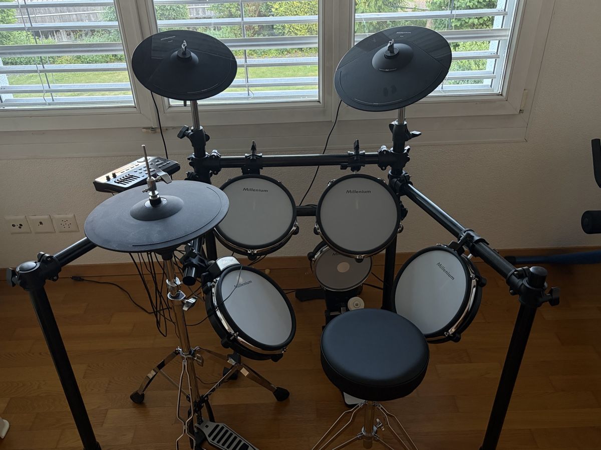 Strumenti musicali: Millenium MPS-750X drumset, throne included – Nuovo (secondo la descrizione) da Wetzikon ZH venduto da wuc_rcz2