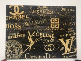 Dekoratives Leinwandbild mit goldfarbenen Luxus-Logo-Motiven