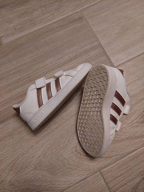 Adidas Scarpe per ragazzi: Chaussures Adidas taille 25 – Usato da Brot-Plamboz venduto da baggiins