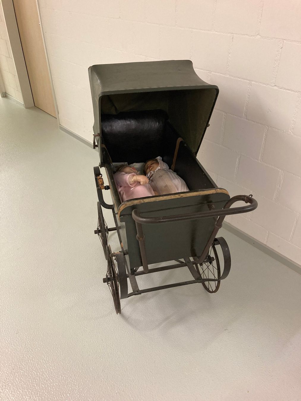 Kinderwagen: Kinderwagen grün, antik – Gebraucht aus Sachseln von abel50 1
