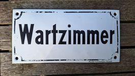 Antikes Emailschild Wartzimmer