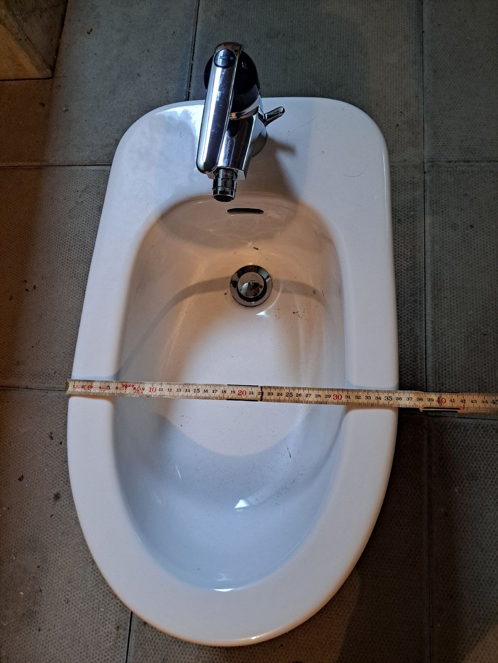 WC: Weisses Bidet mit Armatur – Usato da Küttigen venduto da DRN2MN 3