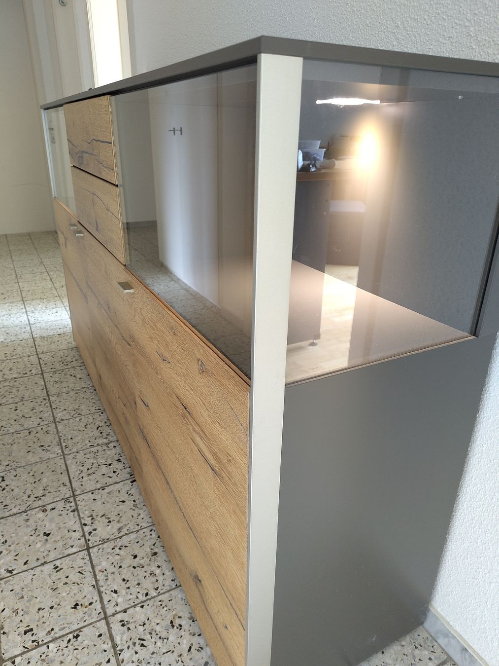 Commodes: Sideboard Eiche - Dekor mit Glasfront und Beleuchtung – D'occasion à Amden par -Munin- 3