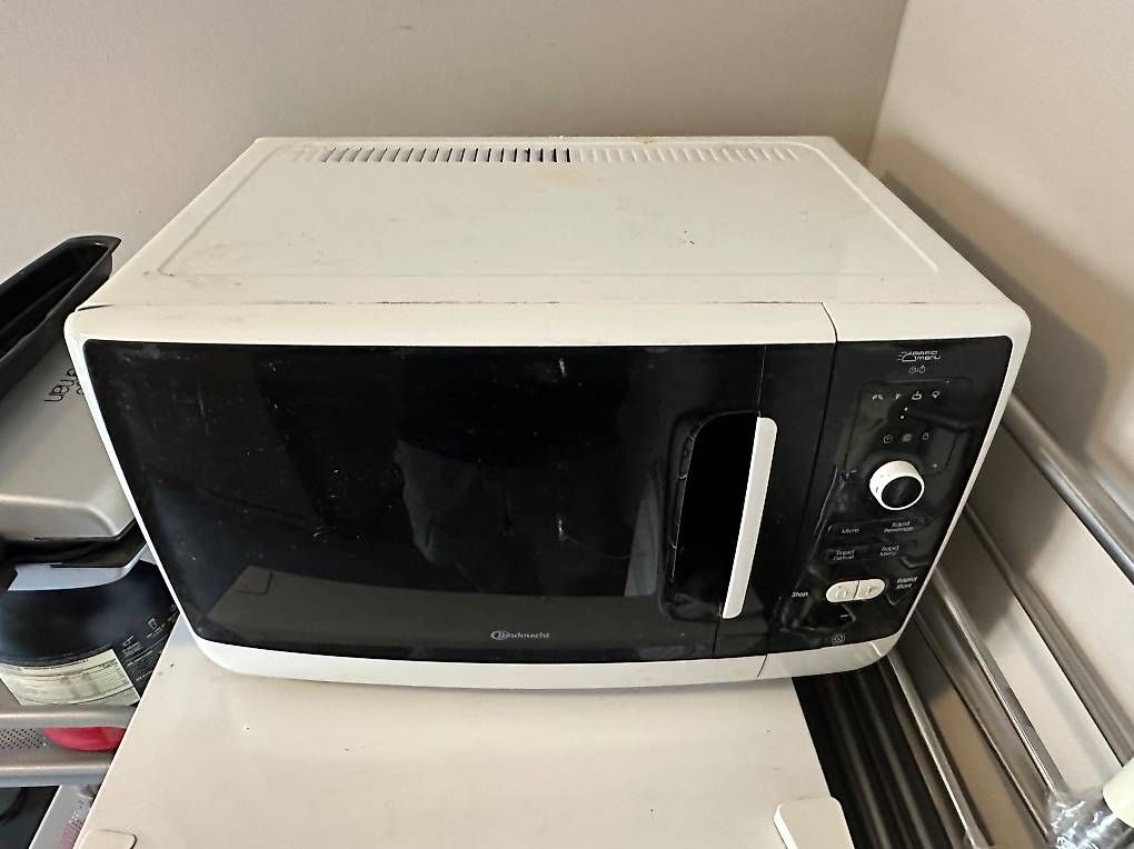 Bauknecht Backöfen: Four à micro-ondes Bauknecht – Gebraucht aus Lausanne von joh_8bfb 1