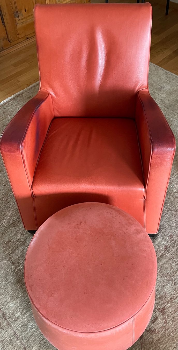 Poltrone: Vintage Ledersessel mit Hocker, Farbe Koralle – Usato da Volketswil venduto da rubin74