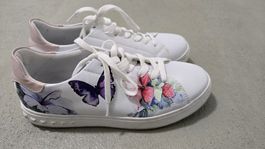 schöne Sneaker mit Farbmalerei