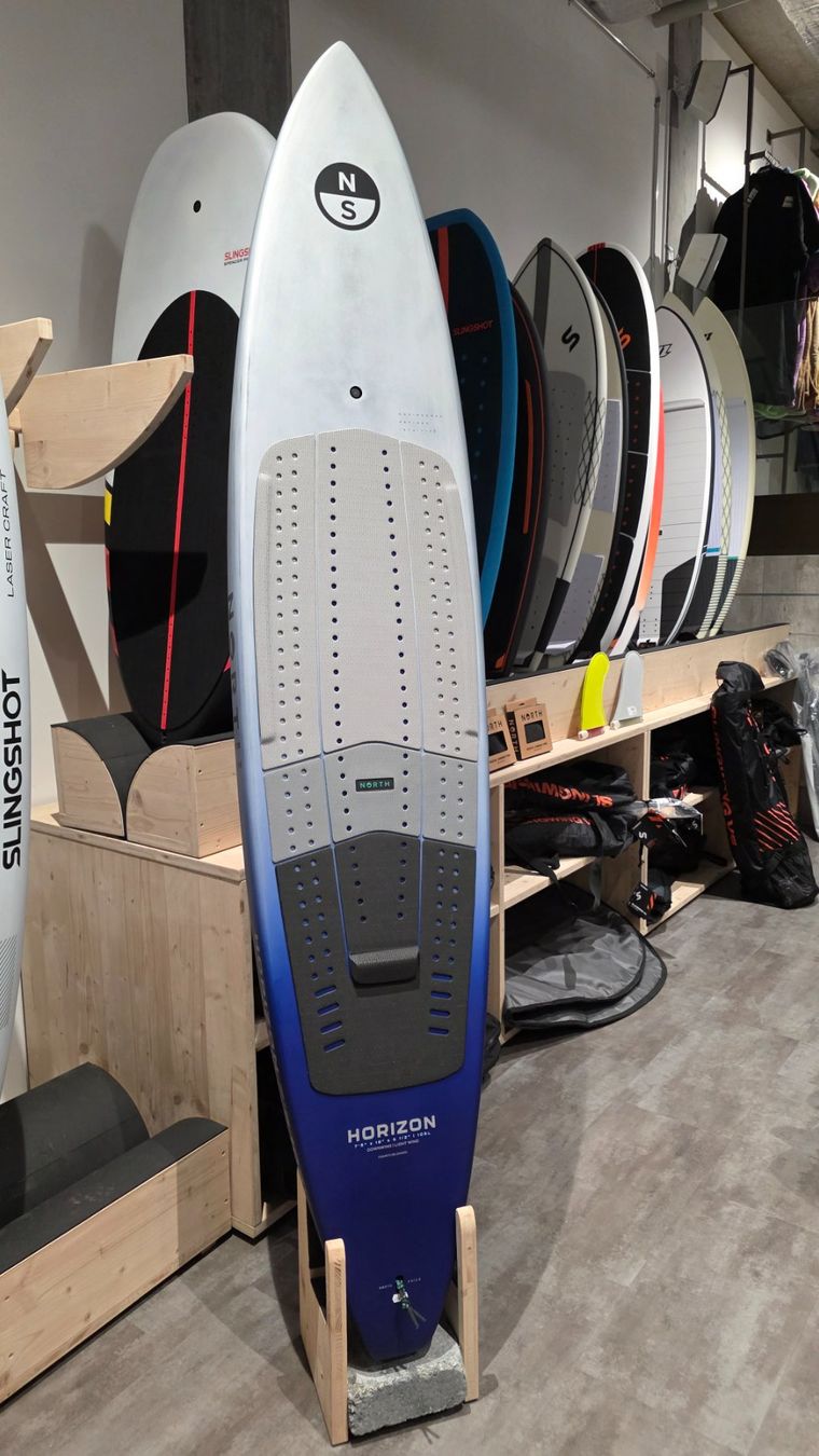 North Surfboards & Schwimmbrette: Downwind Foil Board North Horizon 7'5'' – Neu (gemäss Beschreibung) aus Ebikon von Surfside-GmbH