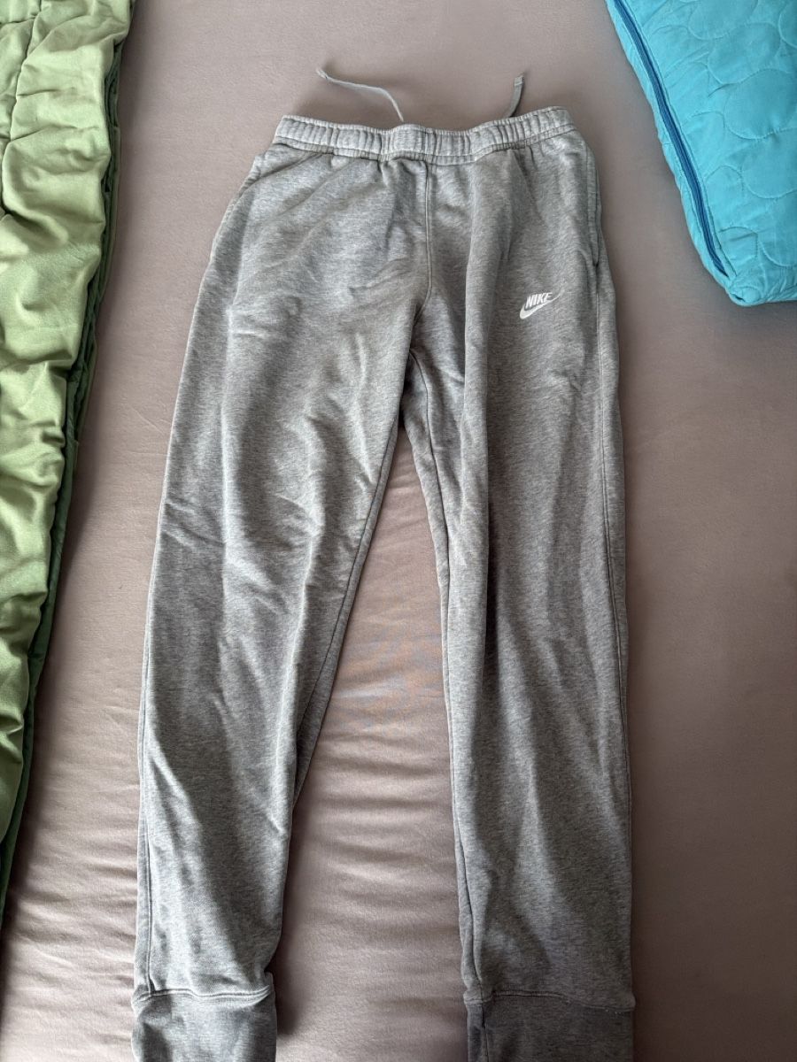 Nike Pantaloni: Nike Trainerhosen Grau – Usato da Oberburg venduto da Mi-100_