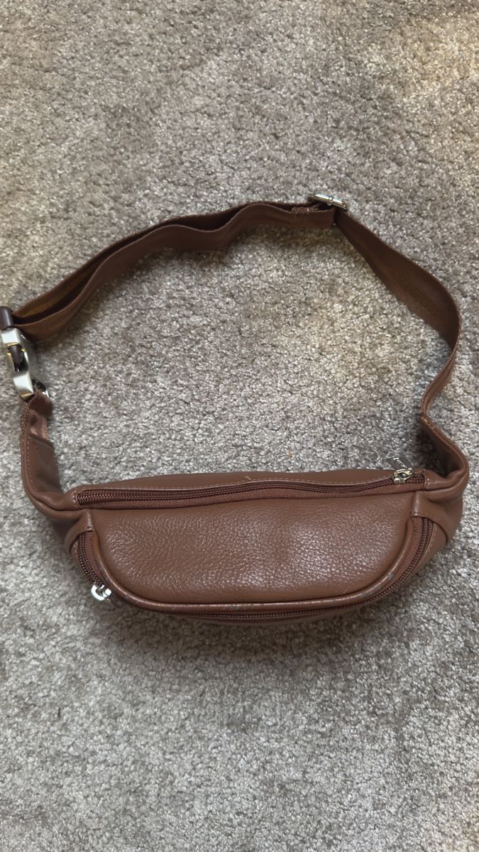Lancaster Borse: Sac banane en cuir Lancaster marron – Usato da Vuippens venduto da Anna_as 1