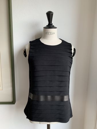 AKRIS: Neu/ungetragen - exklusives schwarzes Seiden-Top, 36