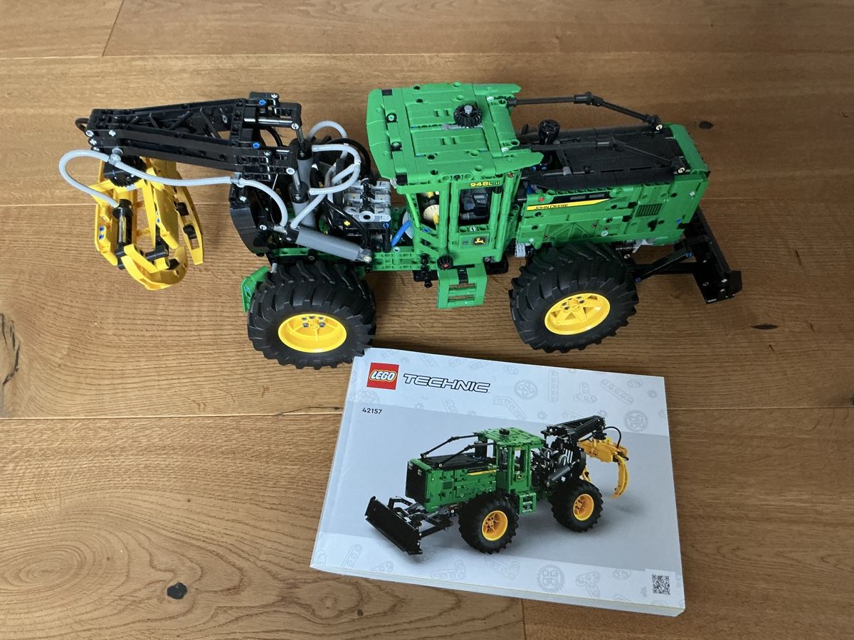 Lego Kit di costruzioni: Lego Technic John Deere - 42157 – Usato da Azmoos venduto da spencer-hill