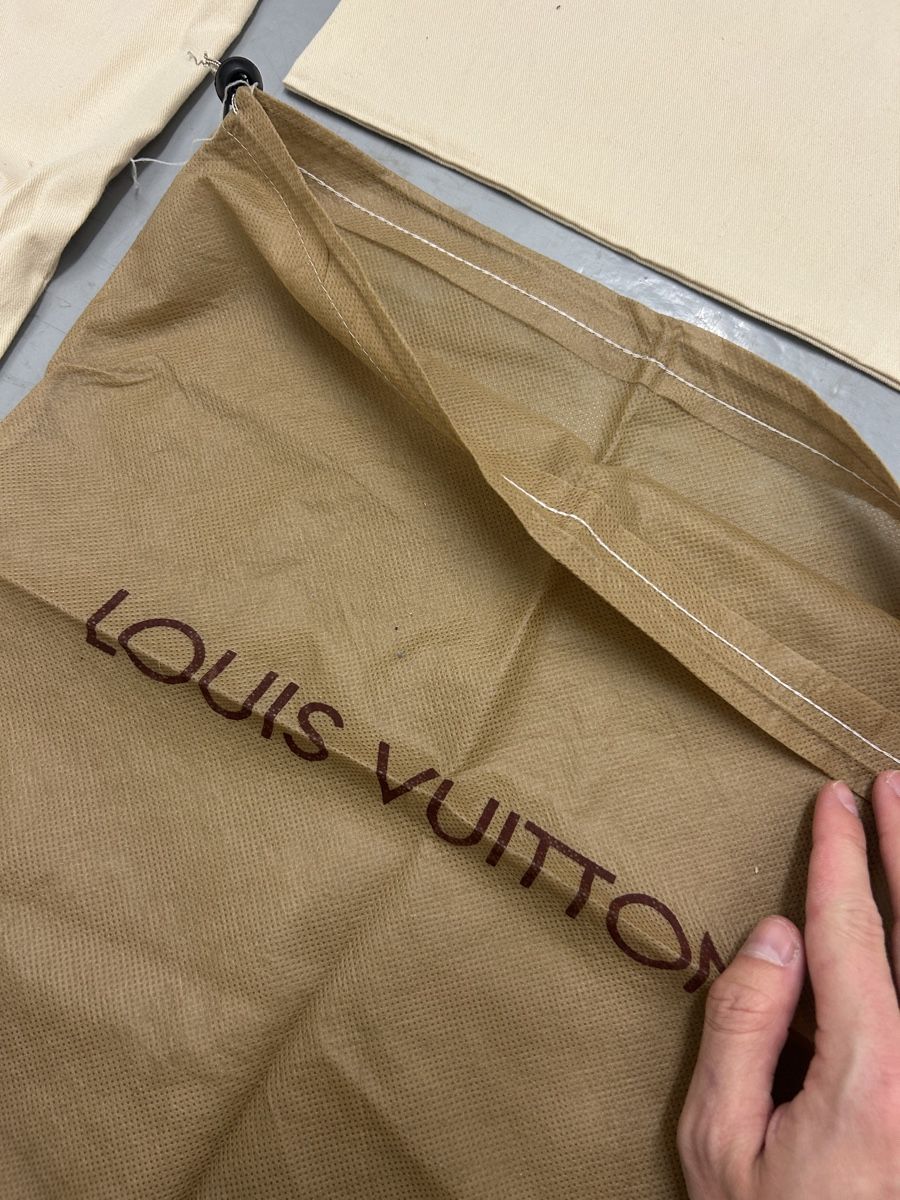 Louis Vuitton Sacs: Louis Vuitton div. Staubbeutel & grosse Box – D'occasion à Bern par floorball_zoro 1