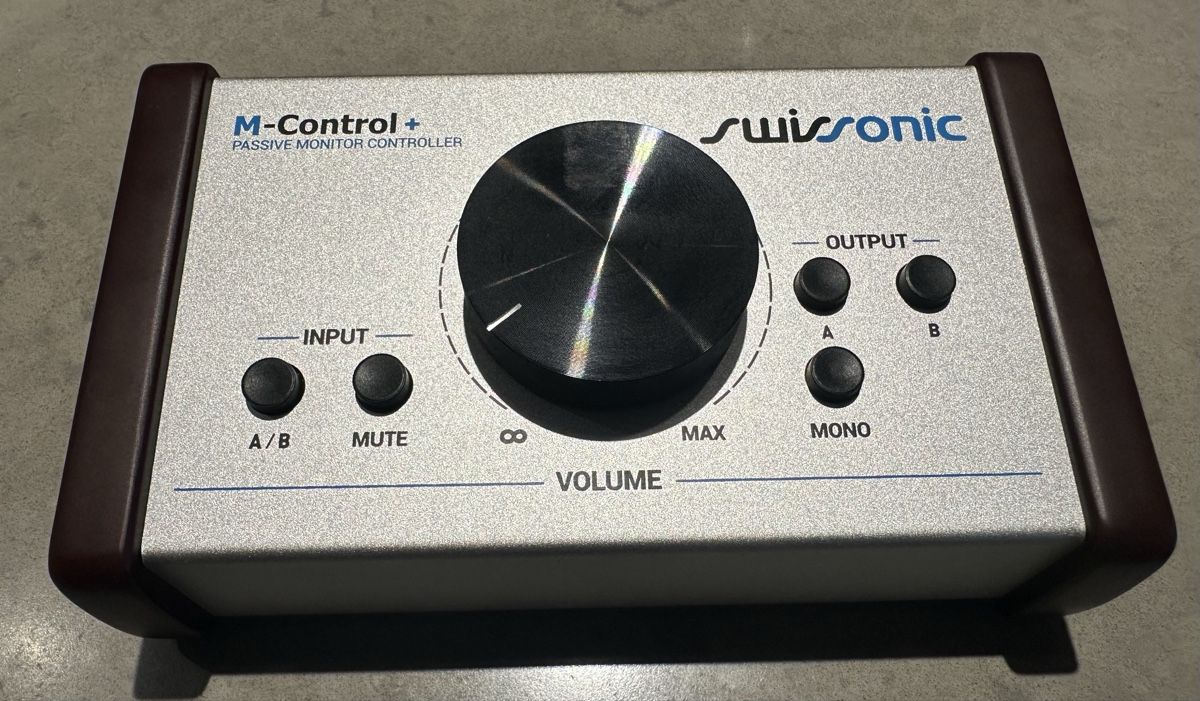 Console di mixaggio: Swissonic M-Control + passive audio monitor controller – Nuovo e nell'imballaggio originale da Russin venduto da applenic