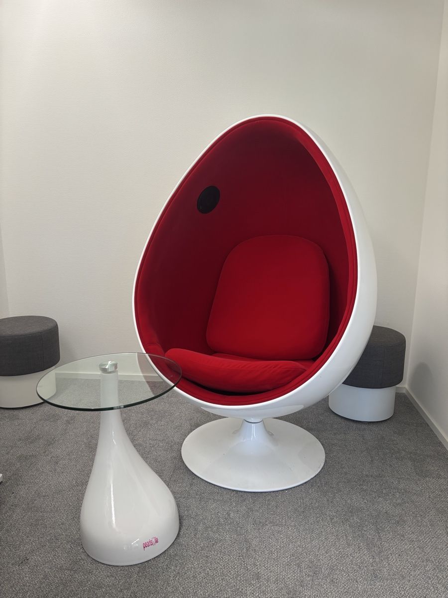 Sessel: Egg Chair mit Tisch – Gebraucht aus Zürich von jjjb21777 1