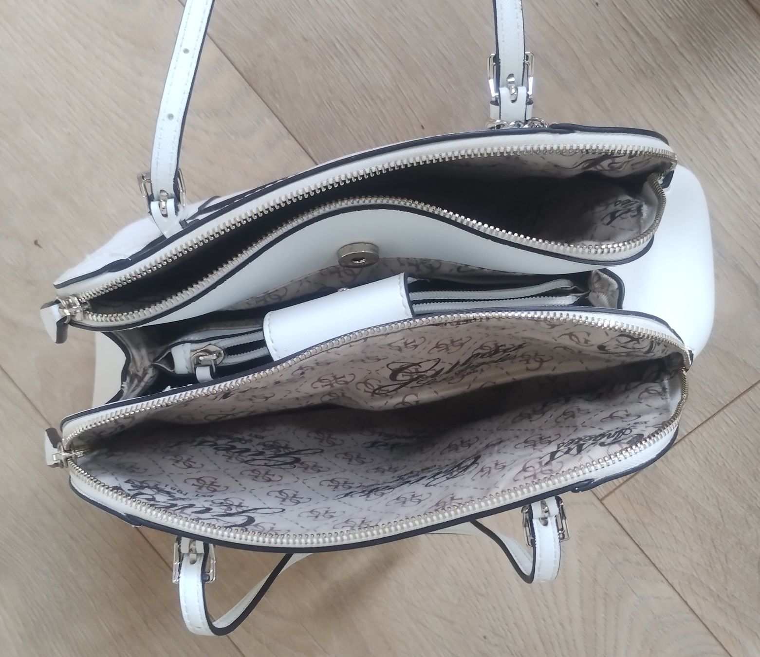 Guess Sacs femmes: Handtasche von  Guess Top Zustand – D'occasion à Schiers par bak007 1