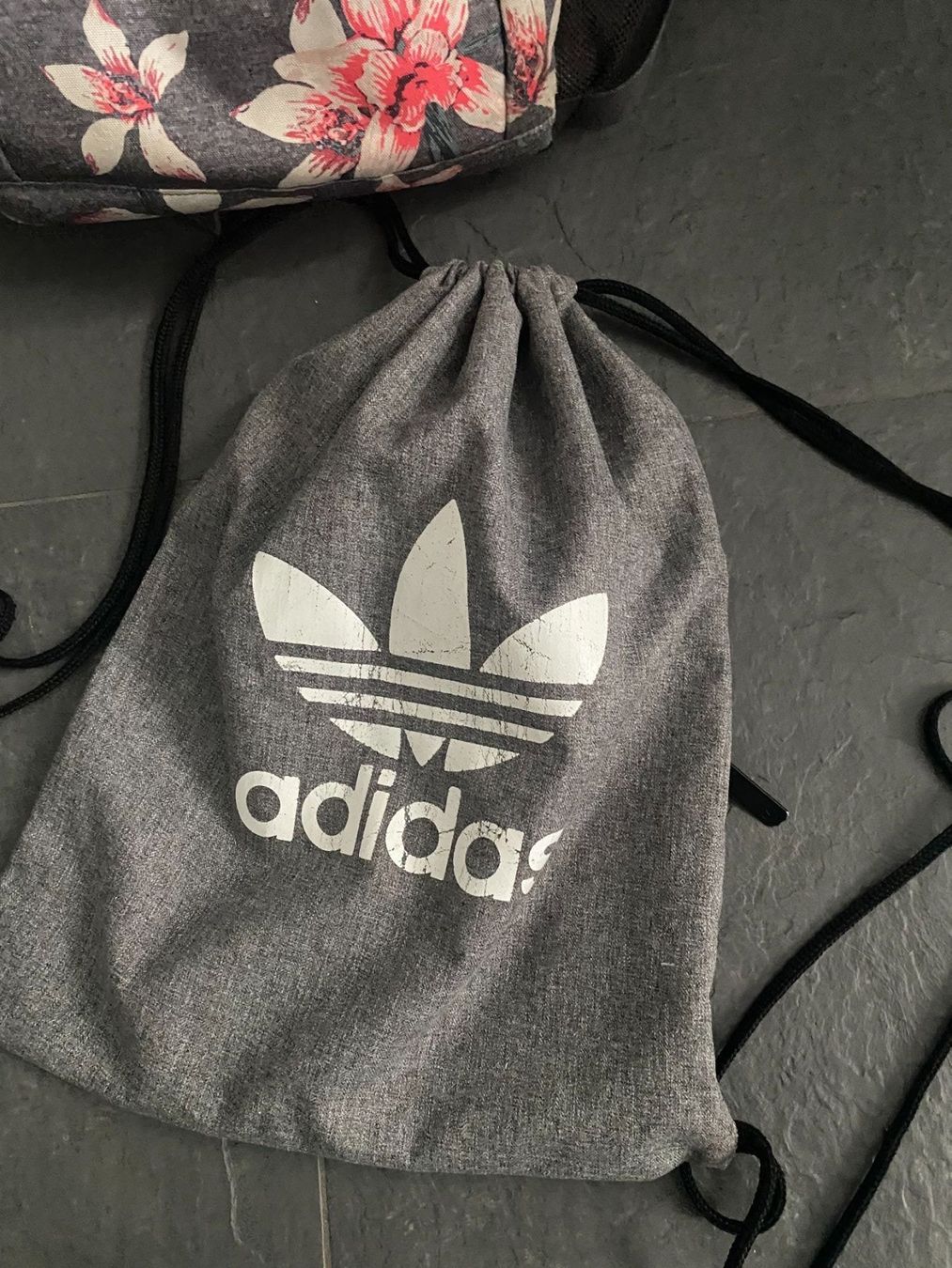 Rucksäcke: ROXY Schul-Rucksack grau mit Blumen – Gebraucht aus Bonstetten von VCLS 2