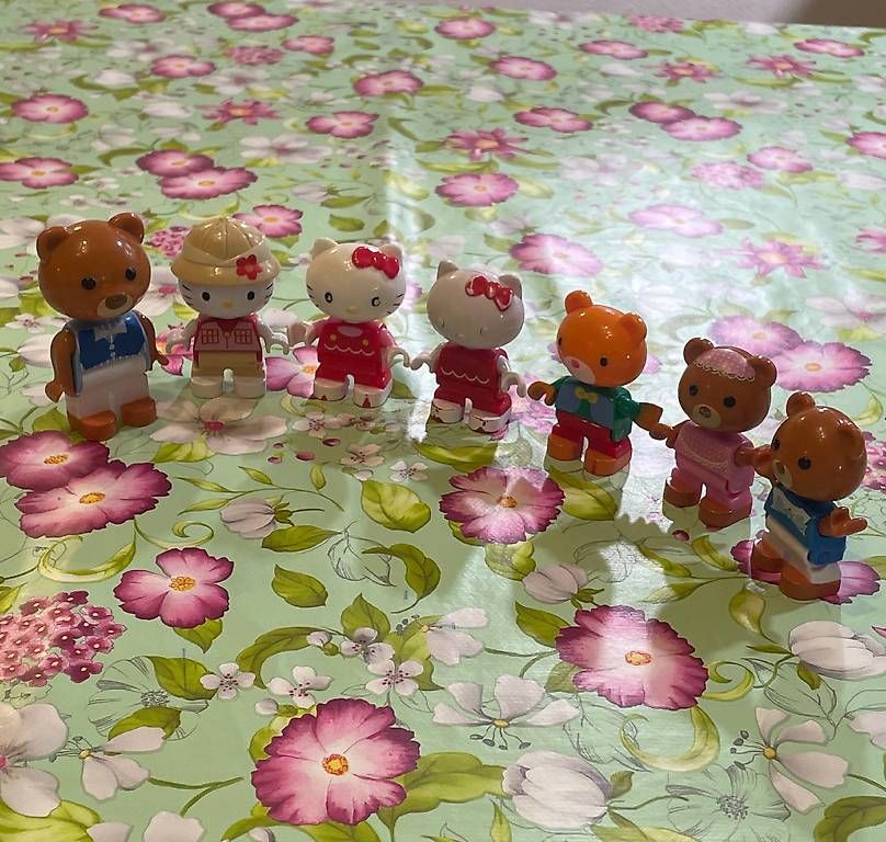 Hello Kitty Statuette: 7 Figuren Set Hello Kitty & Bär – Usato da Zürich venduto da satirusaiki 1