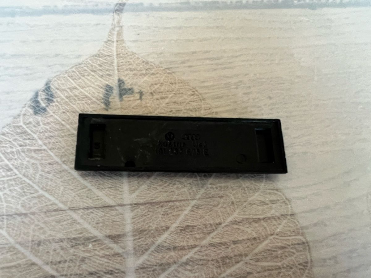 VW Tutti pezzi di ricambio auto: VW 16V Emblem Original  – Usato da Sevelen venduto da Ritiplampi 4