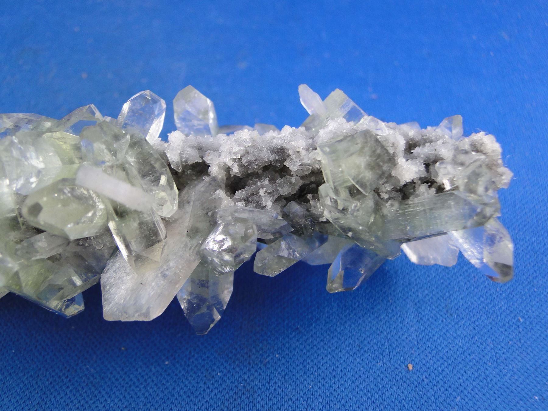 Minerali & Pietre curative: Quarz mit Apophylit und Stilbit – Usato da Schinznach Bad venduto da Demerald 6