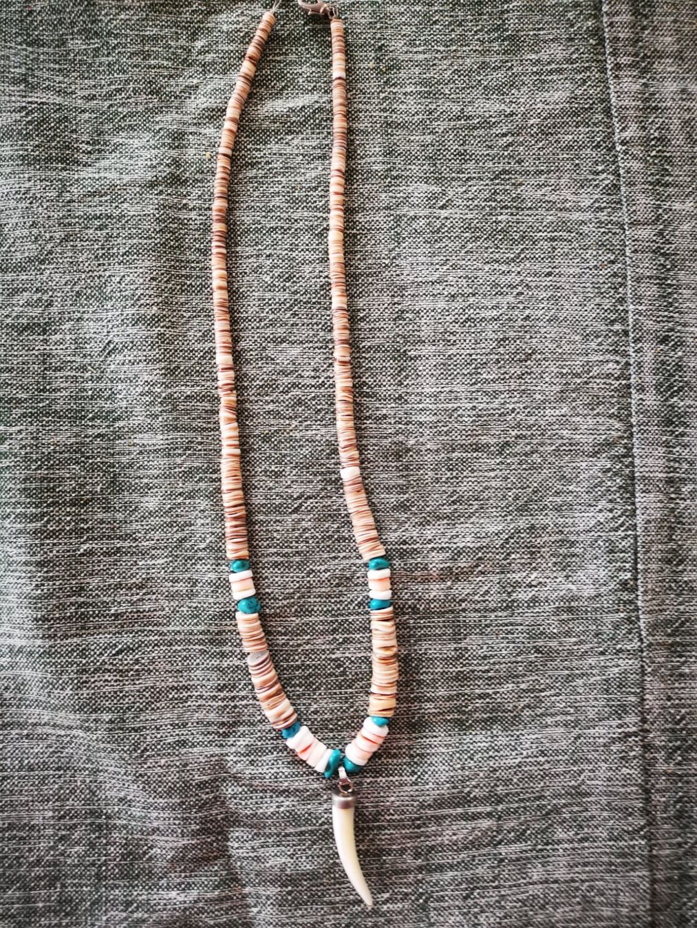 Catenine: Collier avec perles et pendentif d’une dent – Usato da Courtepin venduto da mara_1808 3
