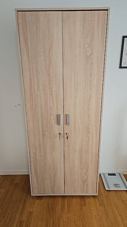 Armoires: Holzschrank mit Türen – D'occasion à Niederuzwil par Liberatopixel