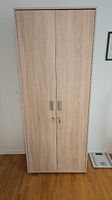 Holzschrank mit Türen