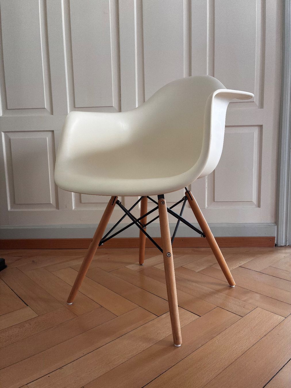 Vitra Stühle: 6x Eames Armchairs (REPLICA), Kunststoff crème – Gebraucht aus St. Gallen von severingmuender 2