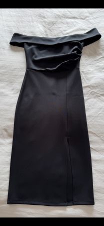 Elegantes, schulterfreies, schwarzes Kleid mit Schlitz