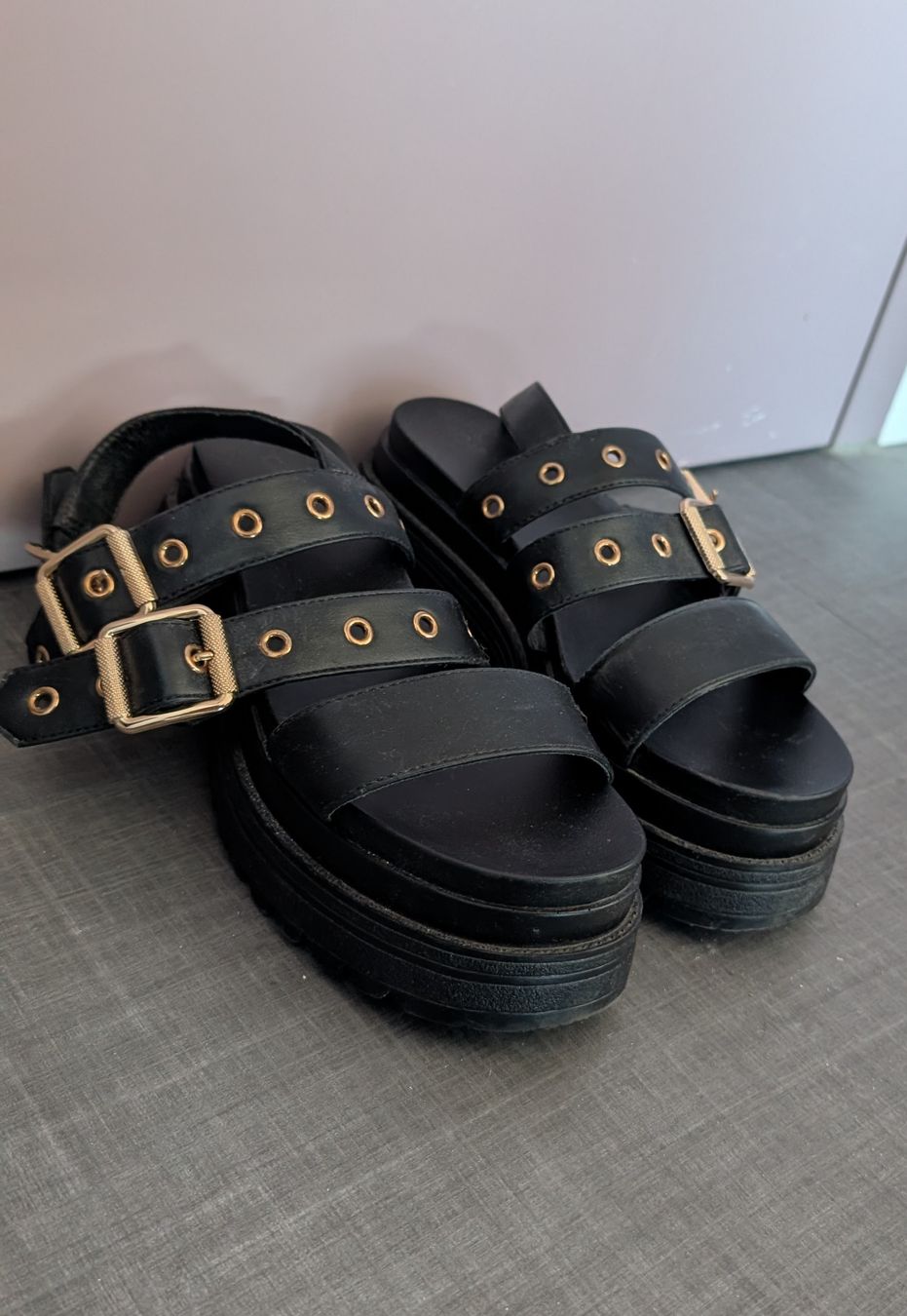 Scarpe da donna: Black Platform Sandals with Gold Buckles - Size 38 – Nuovo (secondo la descrizione) da Meyrin venduto da att_mgj5 3