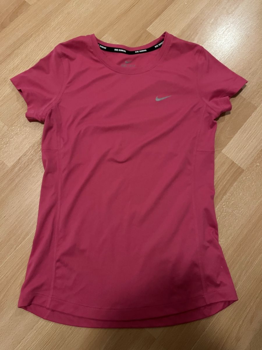 Nike T-shirt: Nike Tshirt pink S – Usato da Aarau Rohr venduto da Sara039