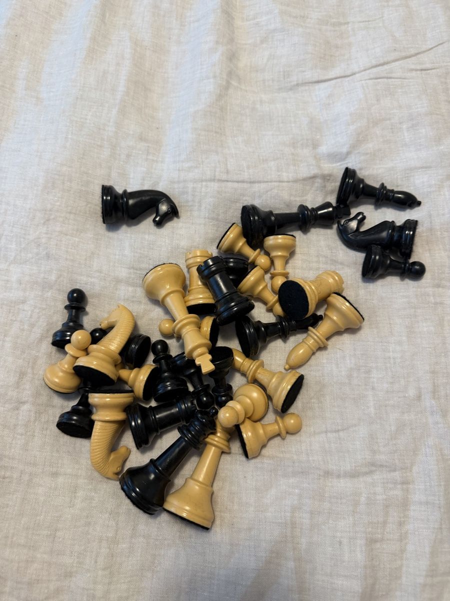 Jeux: Schachfiguren Set schwarz/weiss  – Neuf (Voir description) à Freienbach par dan_9rjy