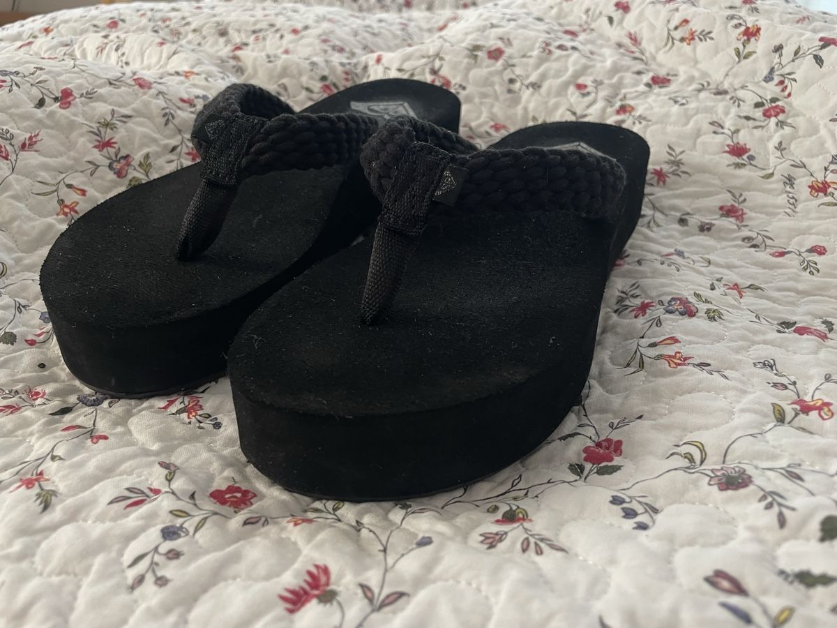 Flipper: Roxy Plateau FlipFlops Schwarz – Usato da Baden venduto da Julikoo