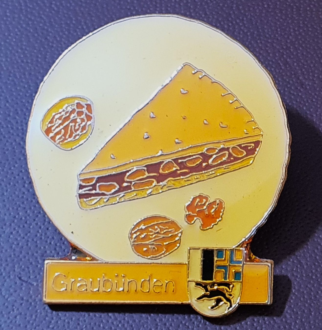 Placchette & Badge: R467 - Nusstorte Graubünden – Usato da Reinach BL venduto da Boston-Verkauf
