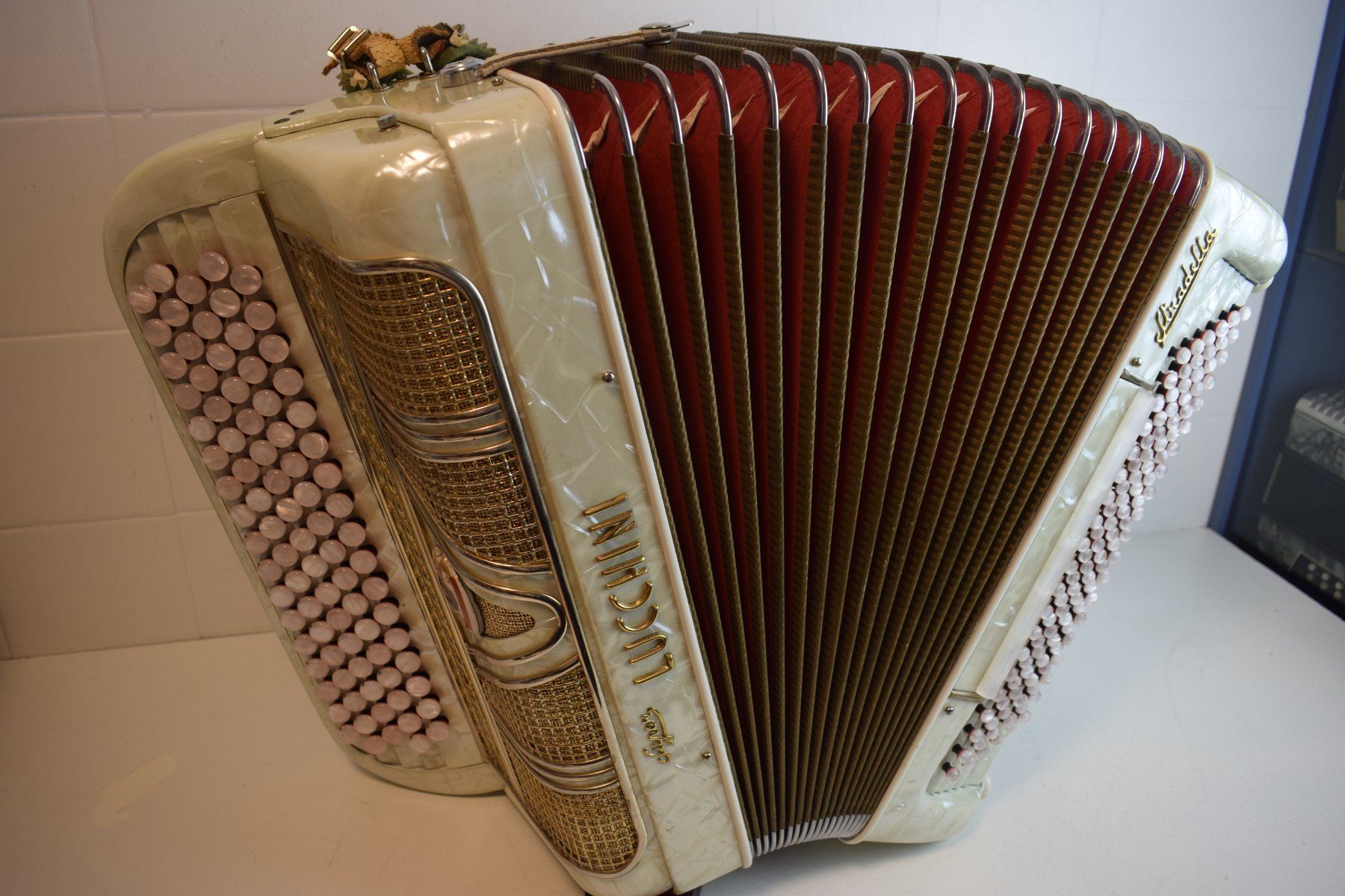Strumenti musicali: Akkordeon chromatisch Super Lucchini Stufengriff – Usato da Zürich venduto da baumusik 4
