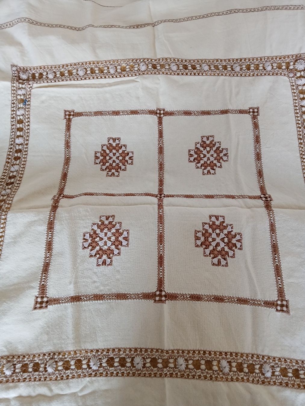 Altra biancheria da tavola: Vintage Embroidered Tablecloth, Handmade, Cream & Brown – Usato da Dübendorf venduto da LoRi-2026 1
