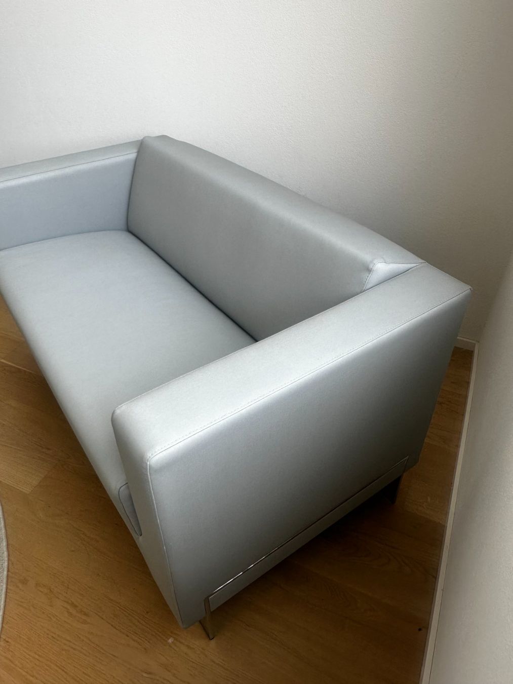 Sofas: Lounge-Sofa 2er Nowy Styl Studio, Kunstleder hellgrau, Chrom – Gebraucht aus Zürich von Neroli.Group 2