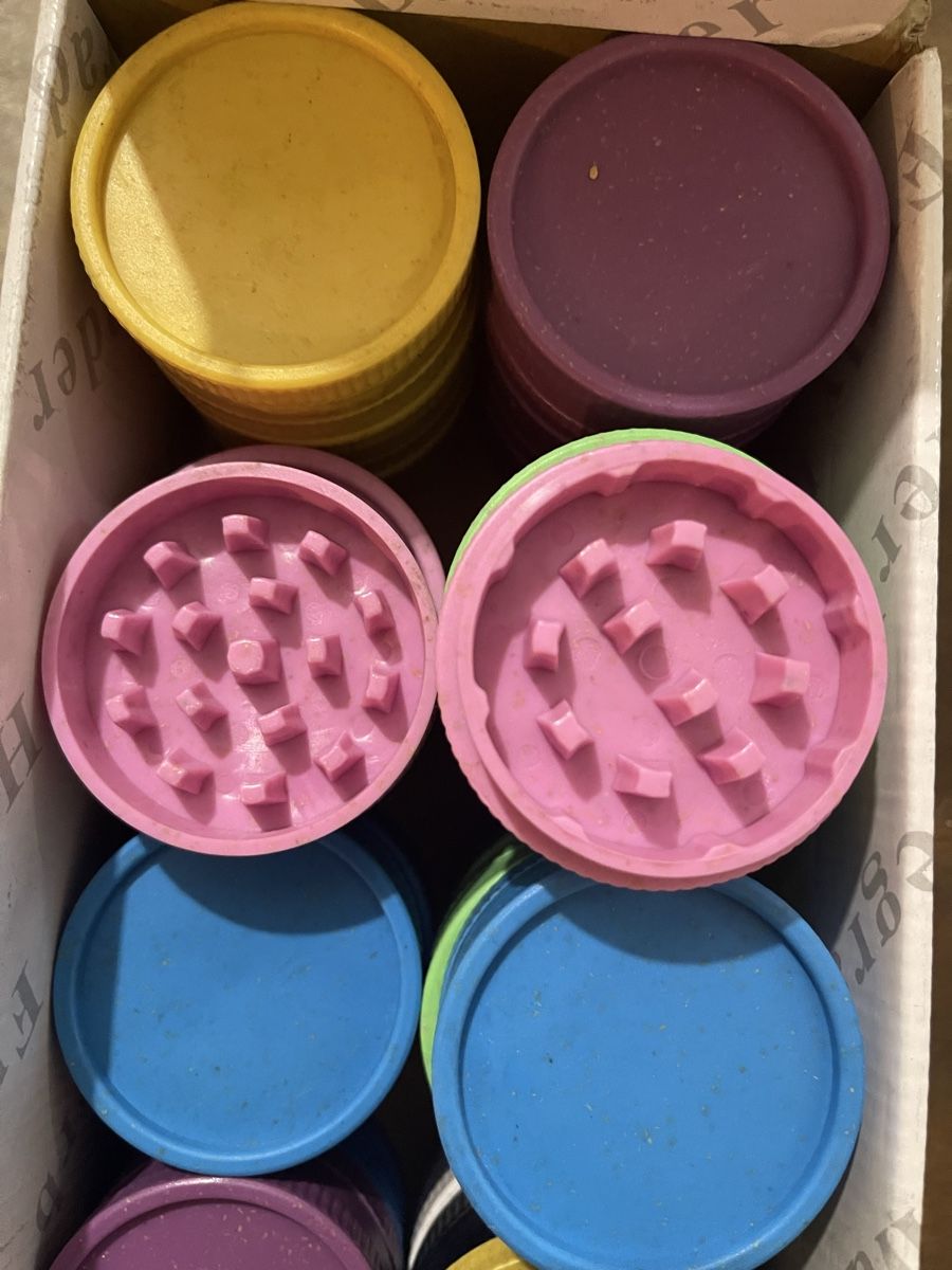Tabacchi: Lot de 22 broyeurs biodégradables couleurs assorties – Nuovo (secondo la descrizione) da Genève venduto da Yasasa 2